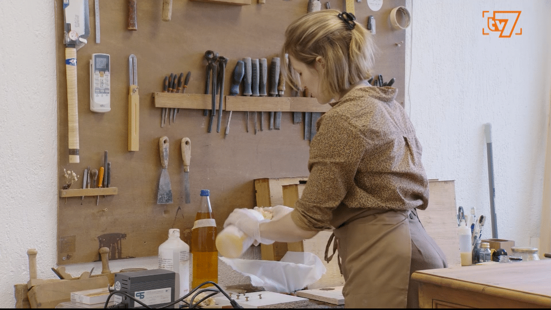 Héloïse Martin dans son atelier de restauration de mobilier